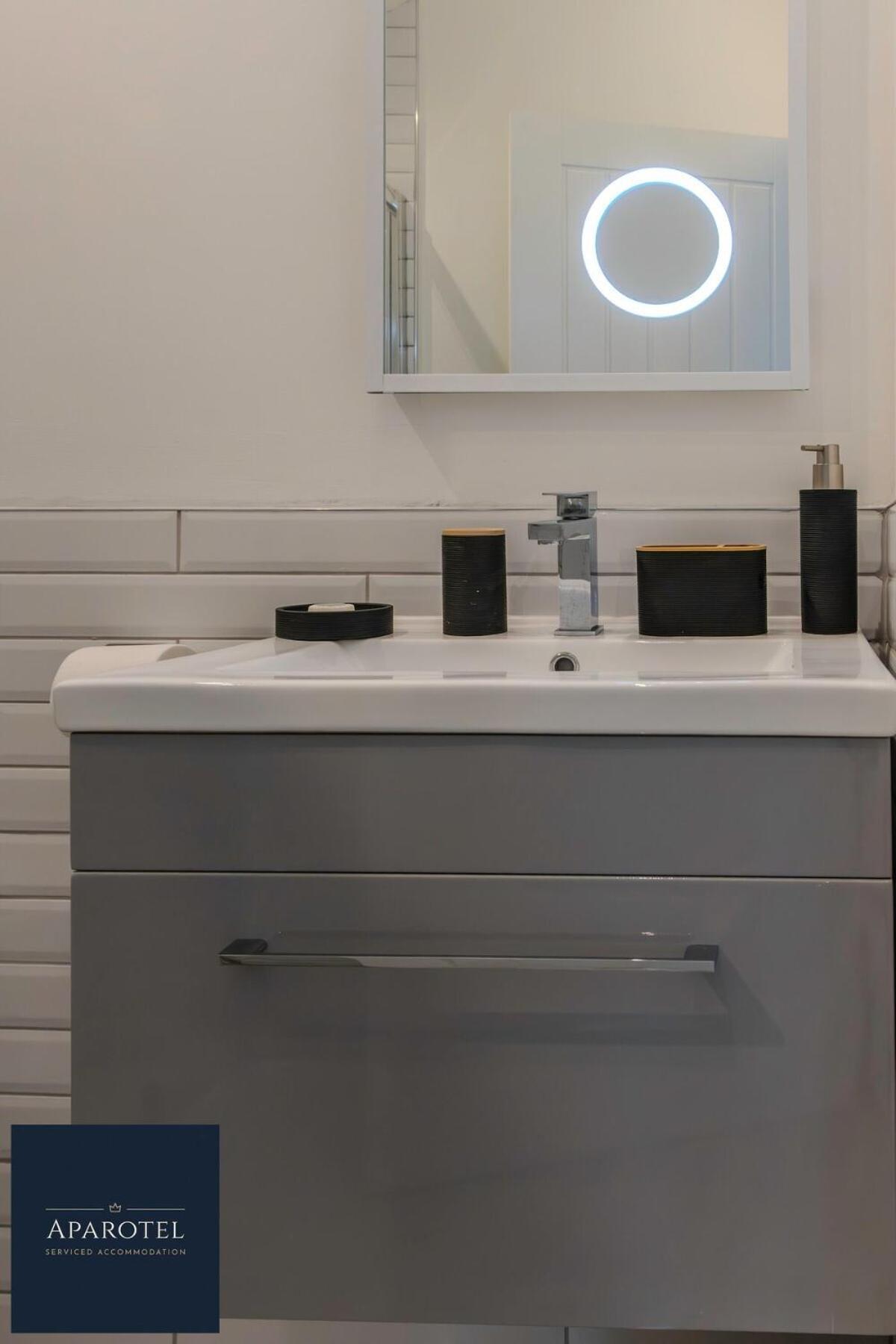 Aparotel Serviced Apartments - Stonehenge, Amesbury Town Centre Phòng bức ảnh