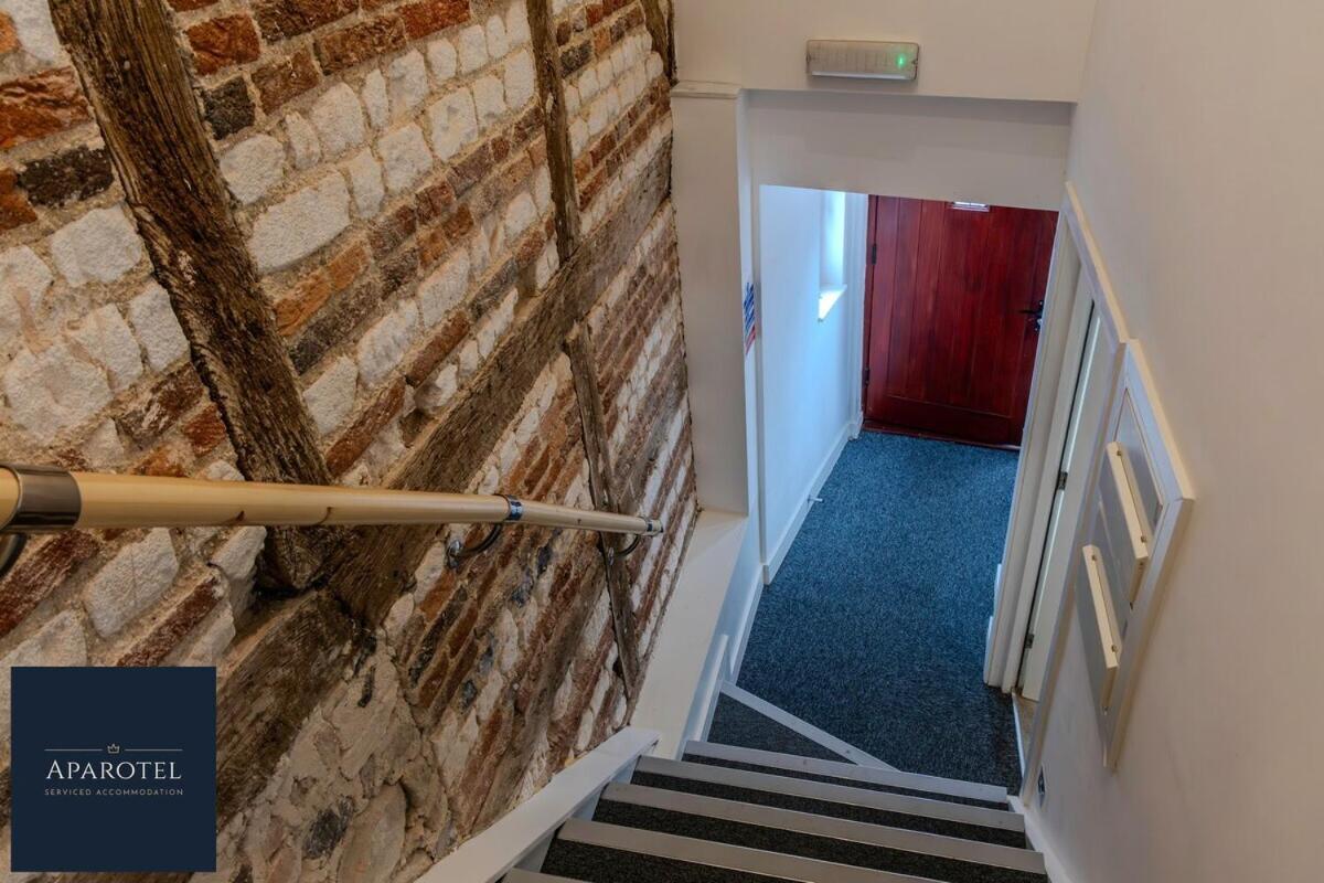 Aparotel Serviced Apartments - Stonehenge, Amesbury Town Centre Phòng bức ảnh