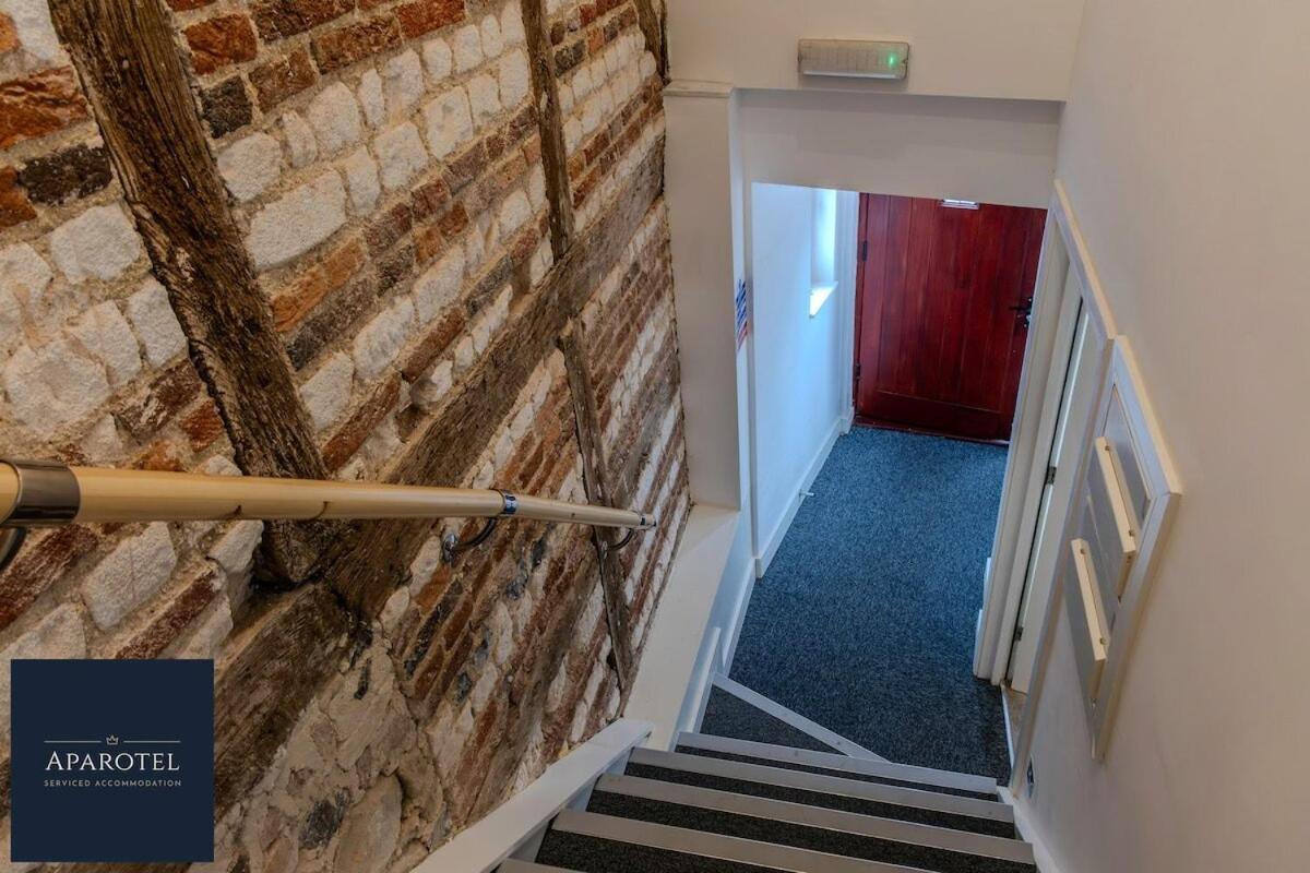 Aparotel Serviced Apartments - Stonehenge, Amesbury Town Centre Phòng bức ảnh